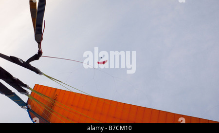 Orange Baldachin von einem Gleitschirm gegen blauen Himmel und ein weiterer Gleitschirm fliegen über Istanbul Türkei Stockfoto