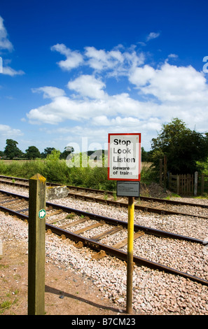 Stop sehen und hören-Schild am Bahnübergang Fußgänger in ländlicher Umgebung in Devon England Stockfoto