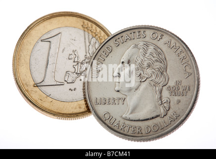 verwendet ein-Euro-Münze und eine Usa Viertel-Dollar-Münze auf weißem Hintergrund Stockfoto