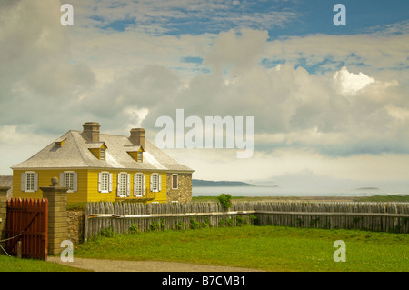 Ein Haus und Zaun im Inneren der Festung Louisbourg in Cape Breton, Nova Scotia. Stockfoto