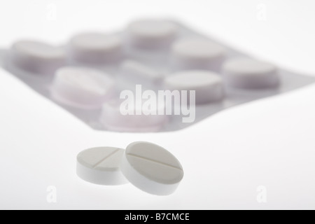 zwei Paracetamol-Tabletten mit Blisterpackung isoliert auf weißem Hintergrund Stockfoto