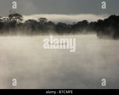 Bemba Fischer in am frühen Morgen vor Sonnenaufgang Nebel im Einbaum auf Chambeshi Fluss Kongo Stockfoto