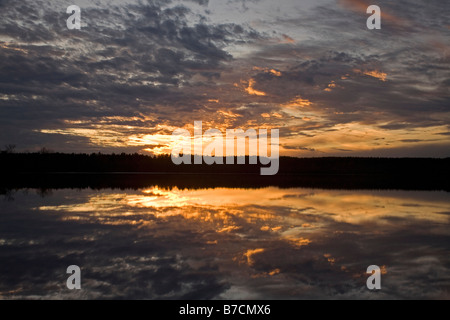 WISCONSIN - Wolken reflektiert in Mauthe See bei Sonnenuntergang in Kettle Moraine State Forest. Stockfoto