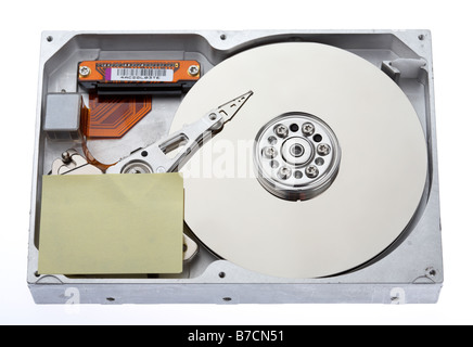 Festplatte Ihres Computers mit einem leeren klebrige Postit Zettel befestigt auf einem weißen Hintergrund geöffnet Stockfoto
