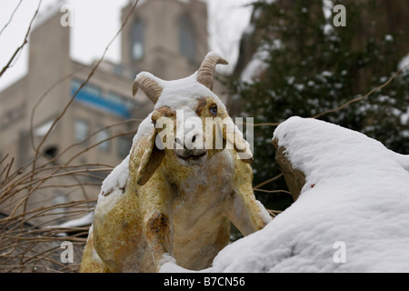 Eine Ziege-Statue ist an einem verschneiten Tag im Central Park Kinderzoo in New York gesehen. Stockfoto