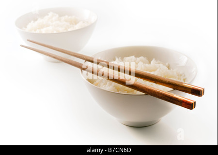 zwei Schüsseln mit Trockenreis isoliert auf auf weiss Stockfoto