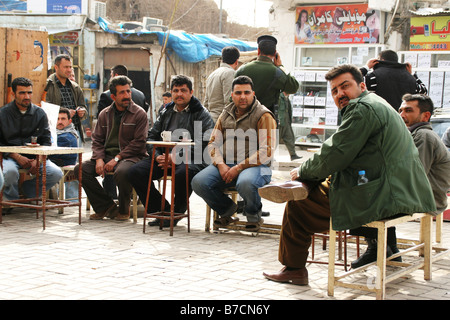 Kurden Teetrinken im Markt in Irakisch-Kurdistan, Erbil, Arbil, Arbil, Irak, Hewler Stockfoto