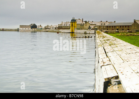 Suche entlang der Ufermauer in der Festung Louisbourg, Cape Breton, Nova Scotia. Stockfoto