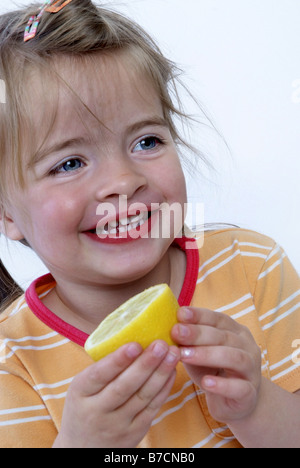 kleines Mädchen mit Zitrone Stockfoto