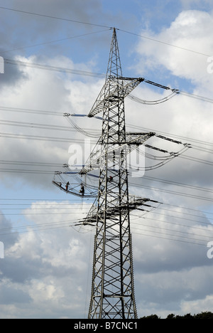 Arbeiter an den Isolatoren an einem Hochspannungsmast, Deutschland, Nordrhein-Westfalen Stockfoto