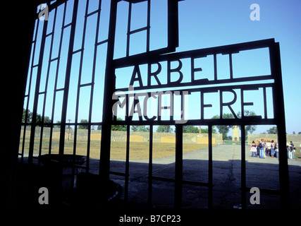 "Arbeit Macht Frei", sagt das Haupttor in das KZ Sachsenhausen, Deutschland, Sachsenhausen Stockfoto