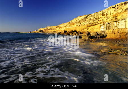 typischen Bootsgaragen an der Küste in der Nähe von Platja de Comte, Ibiza, Balearen, Spanien Stockfoto