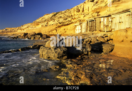 typischen Bootsgaragen an der Küste in der Nähe von Platja de Comte, Ibiza, Balearen, Spanien Stockfoto