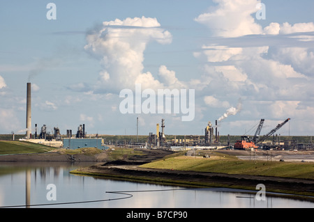 Einen Überblick der Syncrude Upgrader und eines der Anlage s Absetzteichen nördlich von Fort McMurray Alberta Kanada Stockfoto