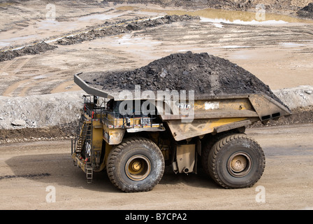 Ein riesiger Muldenkipper transportiert eine Ladung Erz für Verarbeitung an einem Ölsand Stockfoto