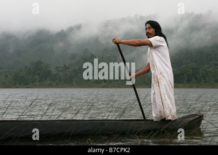 Lacandon Indianer im Boot mit weißen Gewand in der Lagune von Naha in der Selva Lacandona in Chiapas, Mexiko, Chiapas, Lacandonen-U Stockfoto