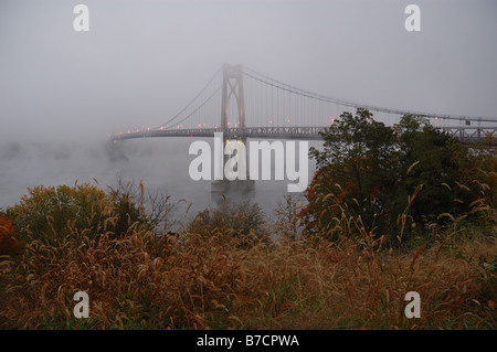 Mid-Hudson Bridge in Nebel gehüllt. Stockfoto