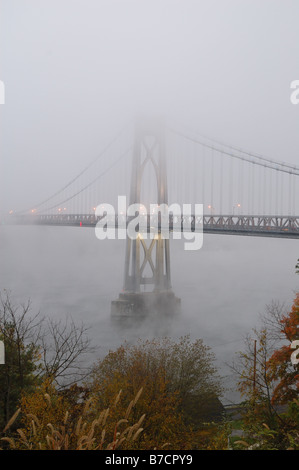 Mid-Hudson Bridge in Nebel gehüllt. Stockfoto