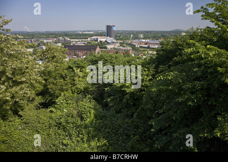 sehen Sie sich auf die Neue Mitte Oberhausen mit der Mehrzweckhalle Arena, die moderne Bushaltestelle und Bahnhof und das Gasometer, G Stockfoto