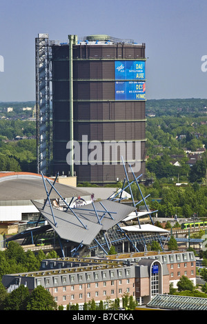 sehen Sie sich auf die Neue Mitte Oberhausen mit der Mehrzweckhalle Arena, die moderne Bushaltestelle und Bahnhof und das Gasometer, G Stockfoto