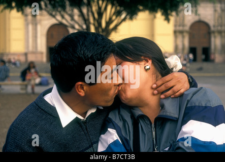 Peruaner, peruanischer Mann, peruanische Frau, Mann und Frau, Paare, Freund küssen Freundin, der Plaza Mayor, Stadt der Provinz Lima, Lima, Peru Stockfoto