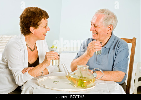 Älteres Paar Spaß Drinkinkg Kräutertee Stockfoto