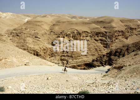 Pilger Reiten bis auf ein Maultier aus dem Kloster St. Georg Hozebite in der Judäischen Wüste in der Nähe von Jericho, Israel Stockfoto