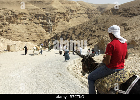 Pilger zu Fuß hinunter das Kloster St. Georg Hozebite in der Judäischen Wüste in der Nähe von Jericho, Israel Stockfoto