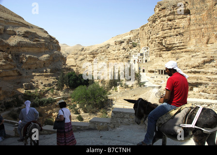 Pilger zu Fuß hinunter das Kloster St. Georg Hozebite in der Judäischen Wüste in der Nähe von Jericho, Israel Stockfoto