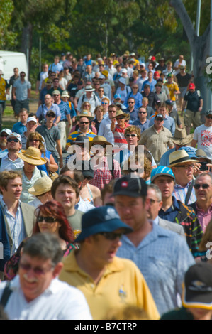 Australische Cricket-Fans kommen bei der MCG für den jährlichen Boxing Day test Cricket-match Stockfoto