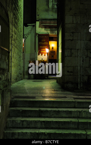 Cafe-Restaurant in einer gepflasterten Gasse in der Nacht den Diokletian Palast Split Kroatien Stockfoto