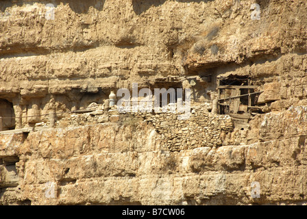 Mönchszellen, Kloster St. Georg Hozebite in der Judäischen Wüste in der Nähe von Jericho, Israel Stockfoto