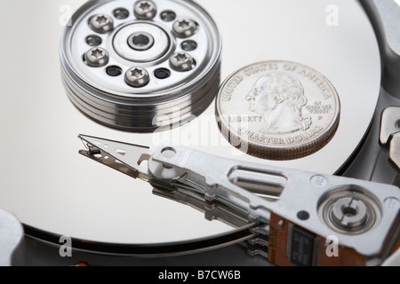 USA-Viertel-Dollar-Münze sitzen auf die Platte mit einer offenen Computer-Festplatte Stockfoto