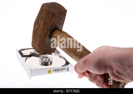 Mans Hand, die alten Vorschlaghammer gegenüber einer Computer-Festplatte auf weißem Hintergrund Stockfoto