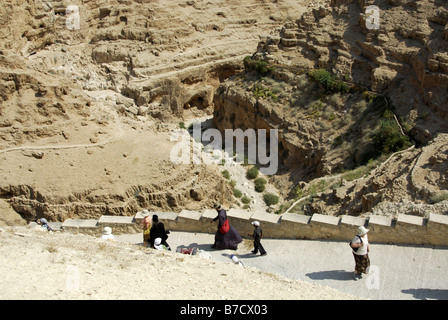 Pilger zu Fuß hinunter das Kloster St. Georg Hozebite in der Judäischen Wüste in der Nähe von Jericho, Israel Stockfoto