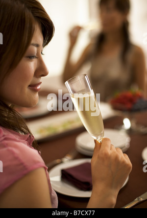 Frau trinkt ein Glas Champagner Stockfoto