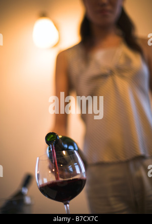 Frau Gießen Rotwein Stockfoto