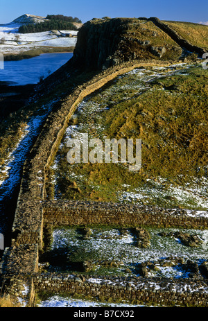 Milecastle 39 und Crag Lough im Winter, Hadrianswall, betrachtet aus Stahl Rigg in der Nähe von zweimal gebraut, Northumberland National Park Stockfoto