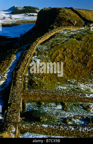 Milecastle 39 und Crag Lough im Winter, Hadrianswall, betrachtet aus Stahl Rigg in der Nähe von zweimal gebraut, Northumberland National Park Stockfoto