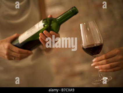 Frau Gießen Rotwein Stockfoto