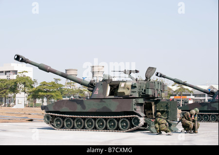 Taiwanesischen Soldaten laden Artillerie In M109A2 155mm SP Haubitze während Kriegsspielen, 58. Artillerie Befehl, Taichung, Taiwan Stockfoto