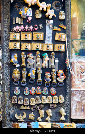 Auswahl der Kühlschrank-Magnete zum Verkauf an einen ägyptischen Markt Stockfoto