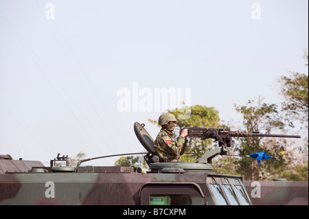 Schließen Sie oben von A Soldaten feuern A M2 Maschinengewehr auf A CM-24 gepanzerte Träger während Kriegsspiele, Taichung, Taiwan Stockfoto