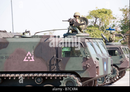 Schließen Sie sich der A taiwanesischen Soldat feuern A M2 Maschinengewehr auf A CM-24 gepanzerte Träger während Kriegsspiele, Taichung, Taiwan Stockfoto