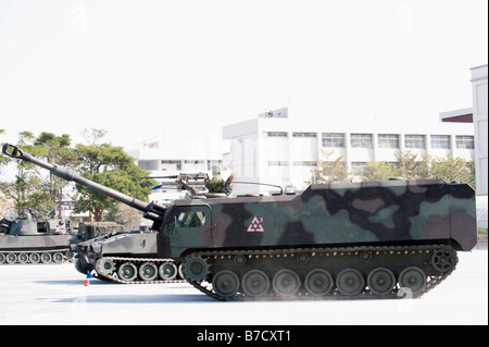 CM-24 gepanzerte Träger während Kriegsspielen beim 58. Artillerie-Befehl, Taichung, Taiwan Stockfoto