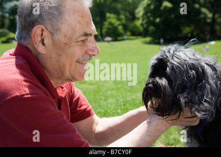 Ein Mann und sein Hund in einem Park, von Angesicht zu Angesicht, Prospect Park, Brooklyn, New York, USA Stockfoto