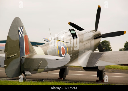 Supermarine Spitfire Jagdflugzeug geparkt auf der Startbahn in Biggin Hill Airshow 2008 Stockfoto