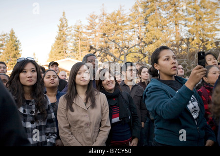 Eine Menge von Studenten, Dozenten, Mitarbeiter und Bewohner aus den umliegenden Gemeinden sehen die Amtseinführung von Barack Obama. Stockfoto