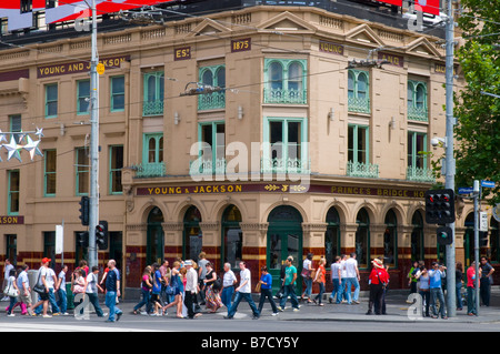 Das berühmte Young Jackson's Princes Bridge Hotel in der Nähe der Flinders Street Station in Melbourne Victoria Australien Stockfoto