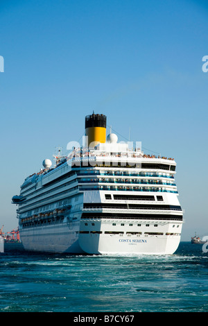 Kreuzfahrtschiff verlassen Istanbul, Türkei Stockfoto